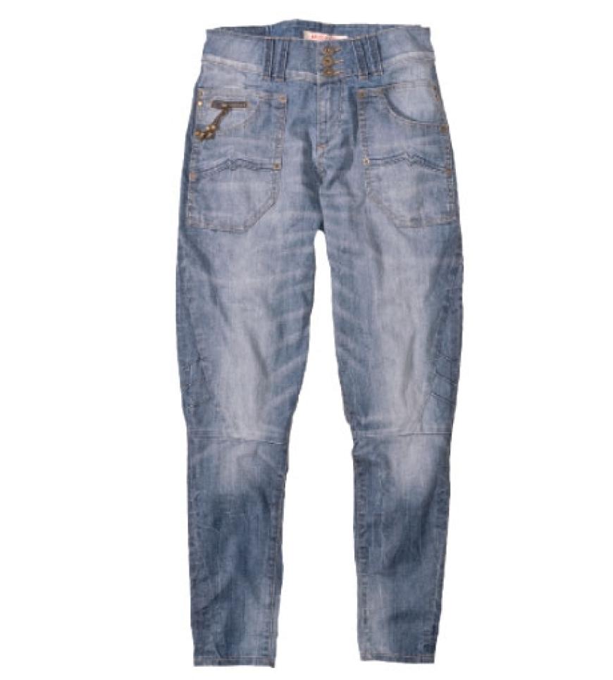 Baggy: Absolut lässig sind die neuen Boyfriend-Jeans mit tief sitzendem Schritt, Krempelsaum und Used-Waschung. Mustang, ca. 180 Euro