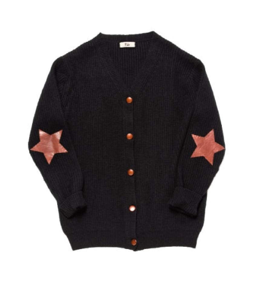 Schöner Stilbruch: elegante Bouclé-Jacken, feminine Blusen und High Heels dazu tragen! Strick-Cardigan mit sternförmigen Lederpatches von Rika, ca. 300 Euro