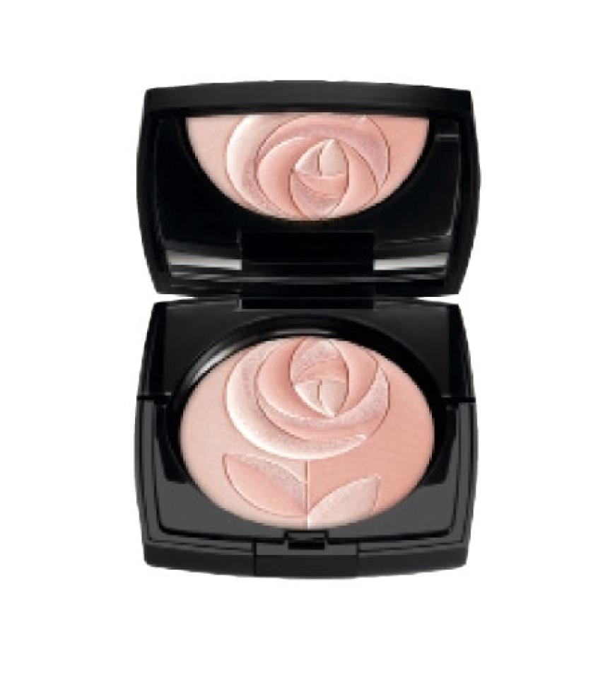 Zu lässigen Denim-Stylings brauchen Sie nicht viel Make-up - denn weniger ist hier viel mehr! Schimmerndes Puderrouge