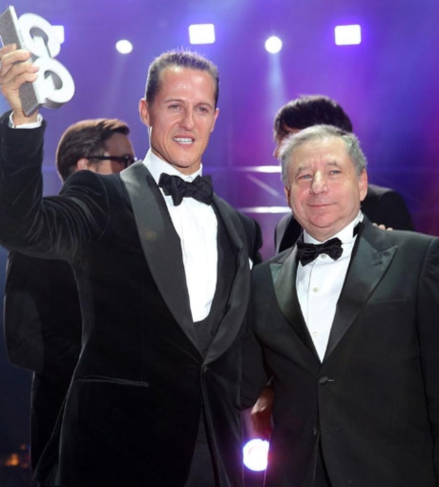 Formel-1-Star Michael Schumacher hält stolz seine Auszeichnung in die Luft. Er wurde in der Kategorie