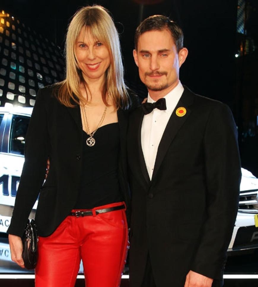 Clemens Schick posiert mit Verlegerin Angelika Taschen für die Fotografen