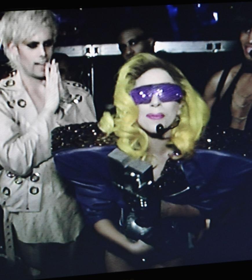 Lady Gaga war mal wieder die Abräumerin des Abends. Sie gewann in 3 Kategorien (Best Pop, Best Female und Best Song), war aber persönlich nicht anwesend. Der Star bedankte sich per Video-Botschaft