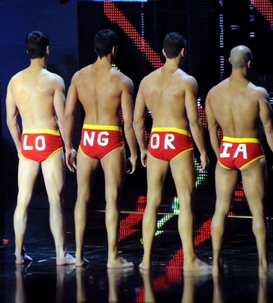 Die halbnackten Männer trugen ihren Namen auf der Unterhose
