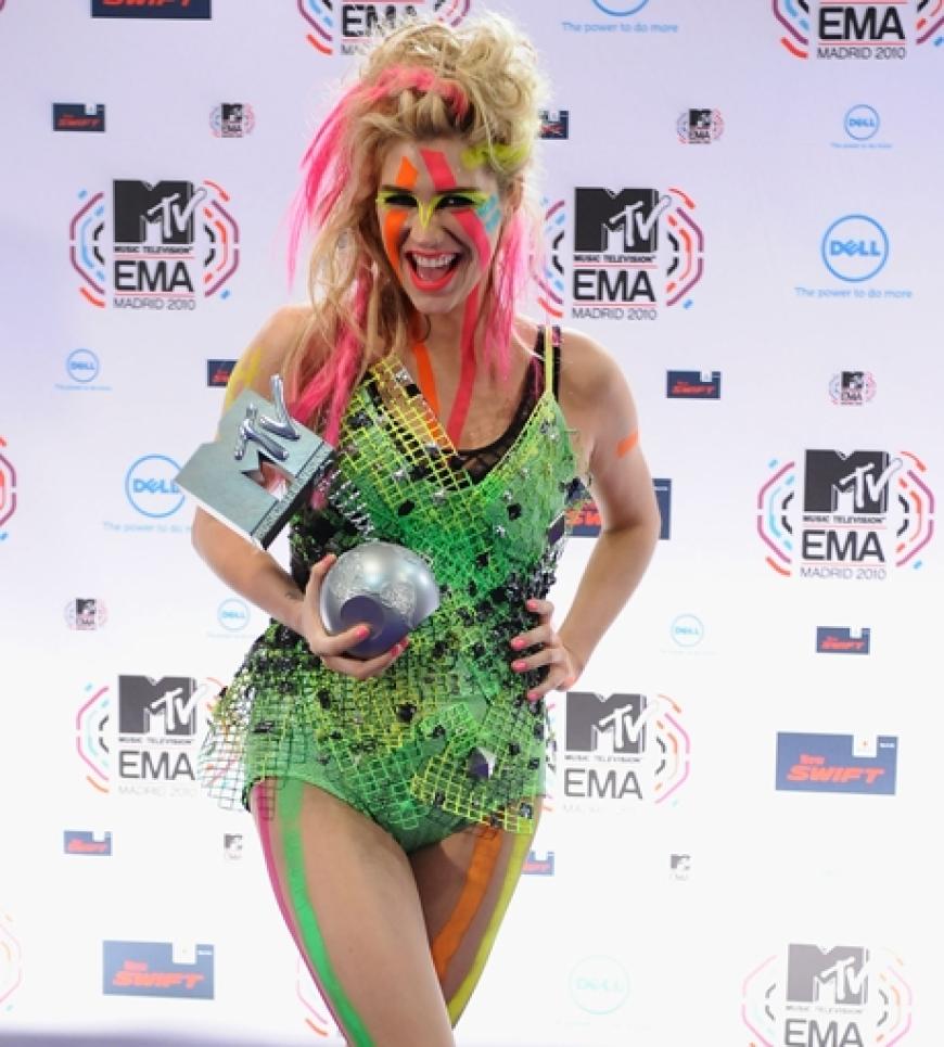 Kesha im Neon-Outfit. Sie wurde als beste Newcomerin ausgezeichnet