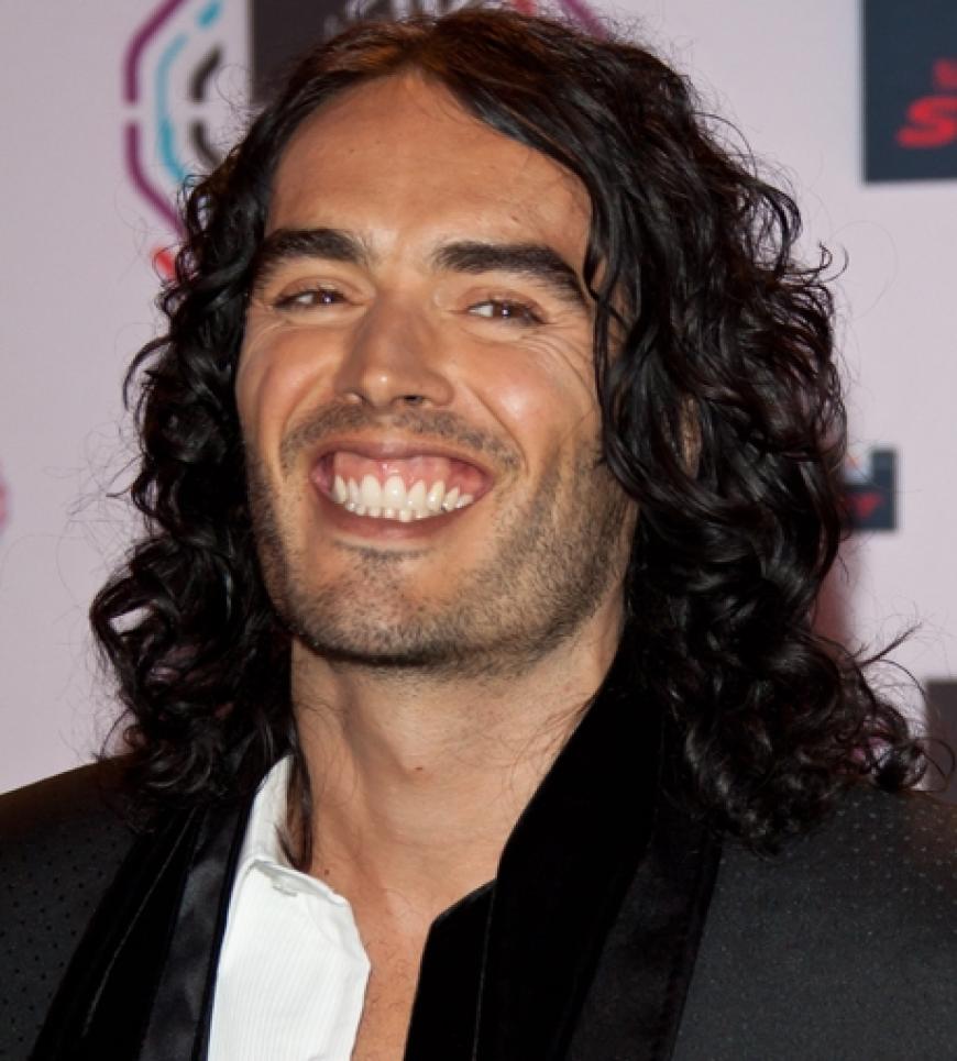 Bitte lächeln! Russell Brand zeigt Zähne