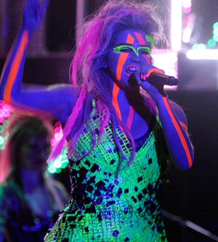 Kesha im aufwendigen Neon-Look