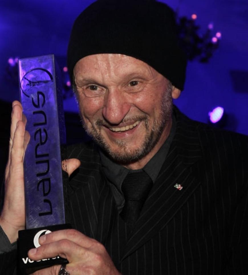 Titus Dittmann hält stolz seinen Preis in den Händen