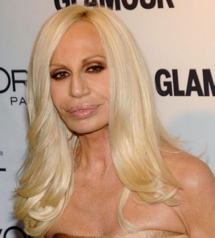 Donatella Versace wurde für ihre besonders femininen Designs, die auch Frauen mit Kurven toll aussehen lassen, ausgezeichnet