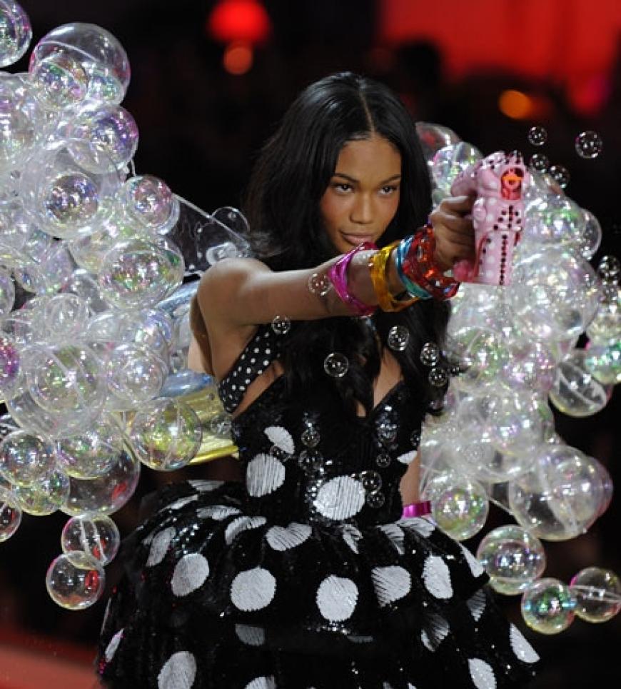 Topmodel Chanel Iman mit Engelsflügeln aus Luftblasen