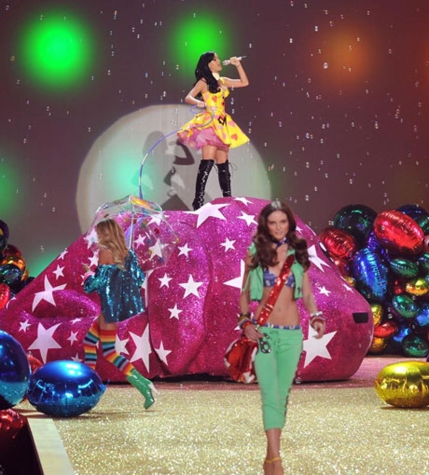 Was für eine Show! Katy Perry sorgte für die richtige Musik, während die Models die Dessous präsentieren