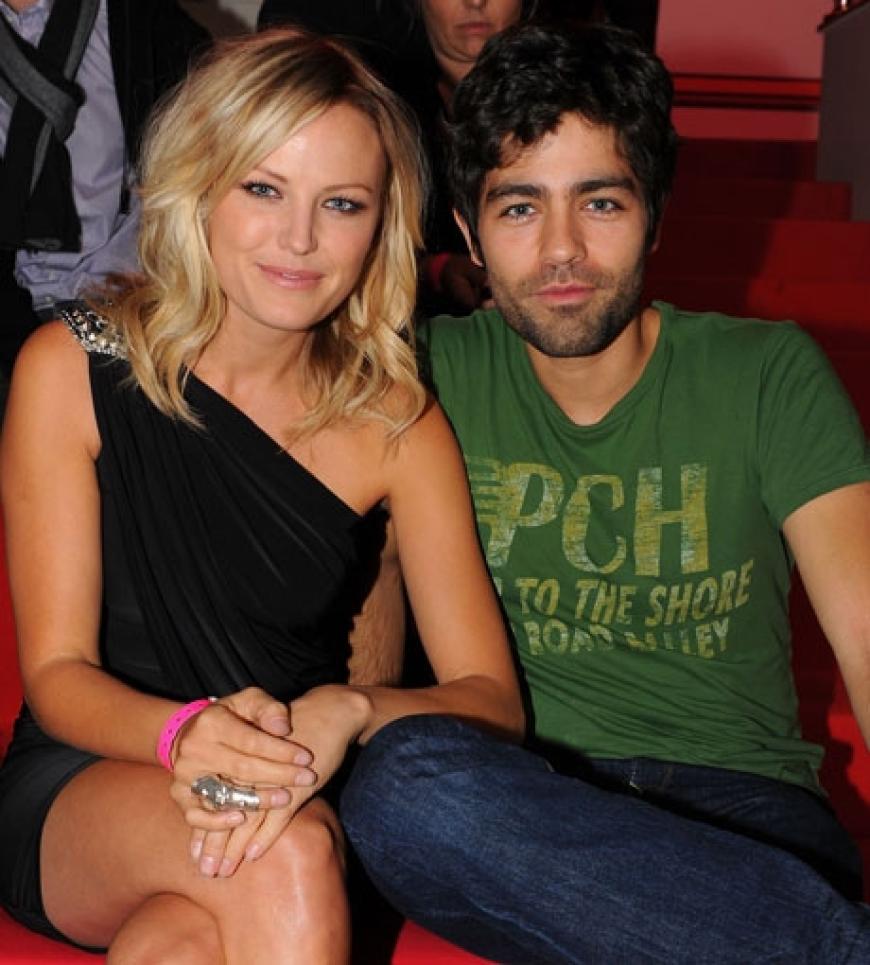 Schauspielerin Malin Akerman und Adrian Grenier sahen sich die Show aus der ersten Reihe an