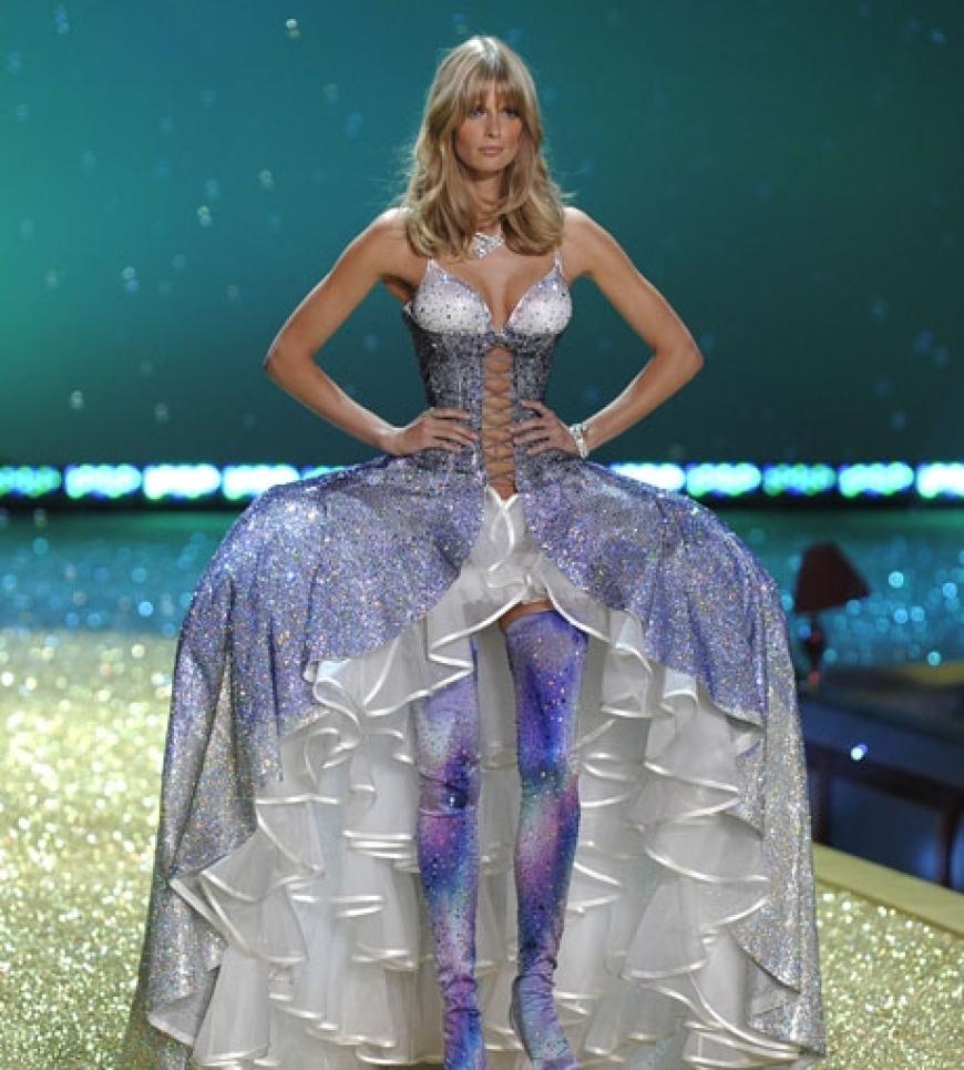 Das deutsche Topmodel Julia Stegner mit aufwendigem Rock