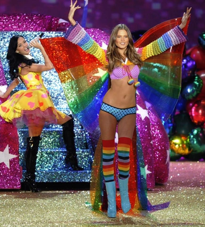 Flower-Power: Ein Model im kunterbunten Outfit