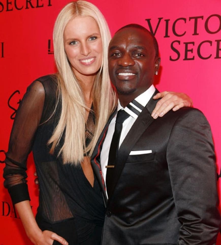Model Karolina Kurkova begüßt Show-Act Akon auf dem pinken Teppich