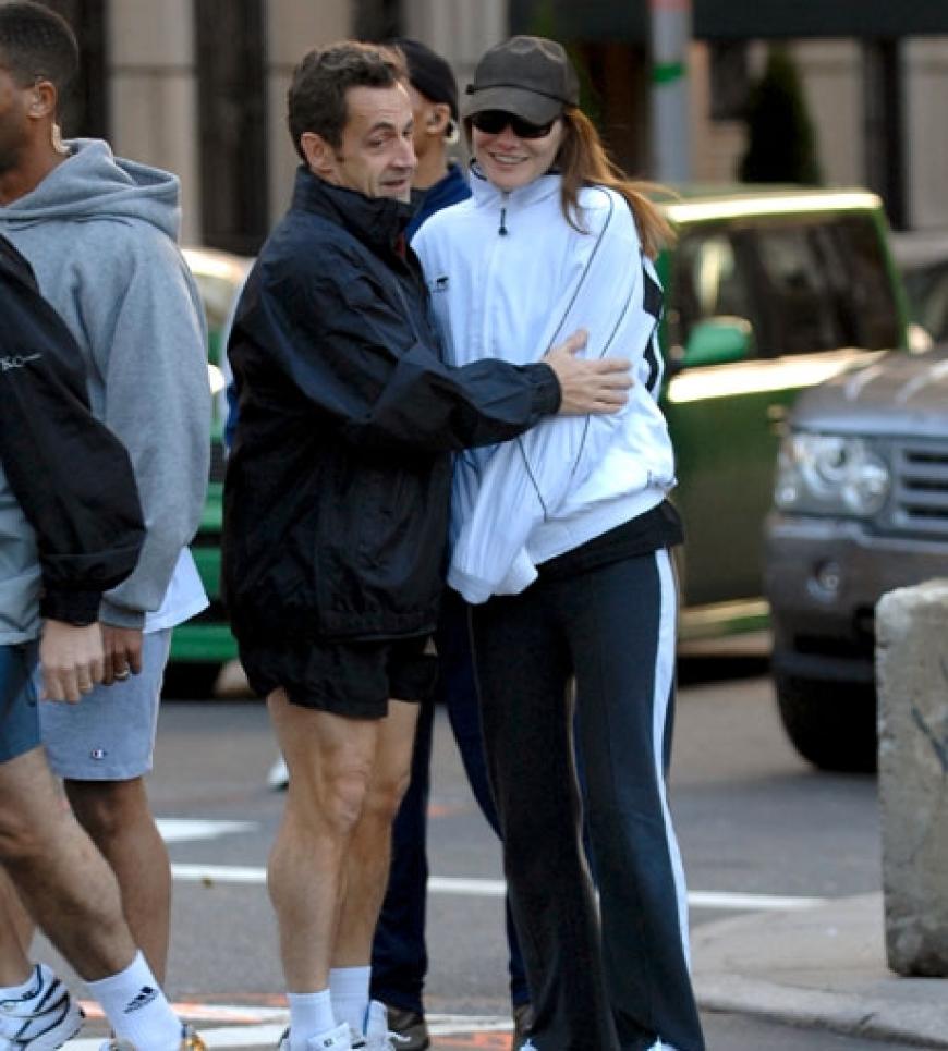 Frankreichs Präsident Sarkozy und seine Frau Carla Bruni gönnen sich nach dem Joggen eine Pause