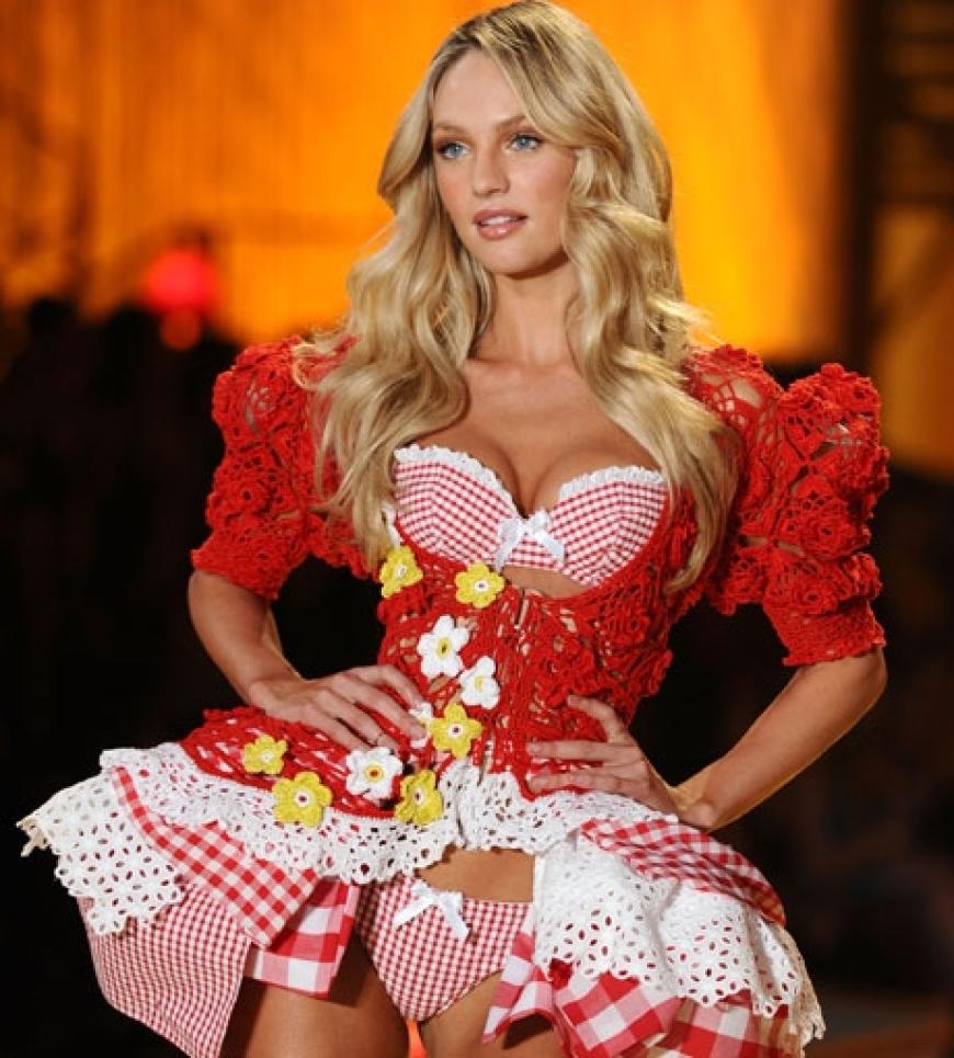 Rot - ohne Käppchen: Candice Swanepoel in verführerischen Dessous