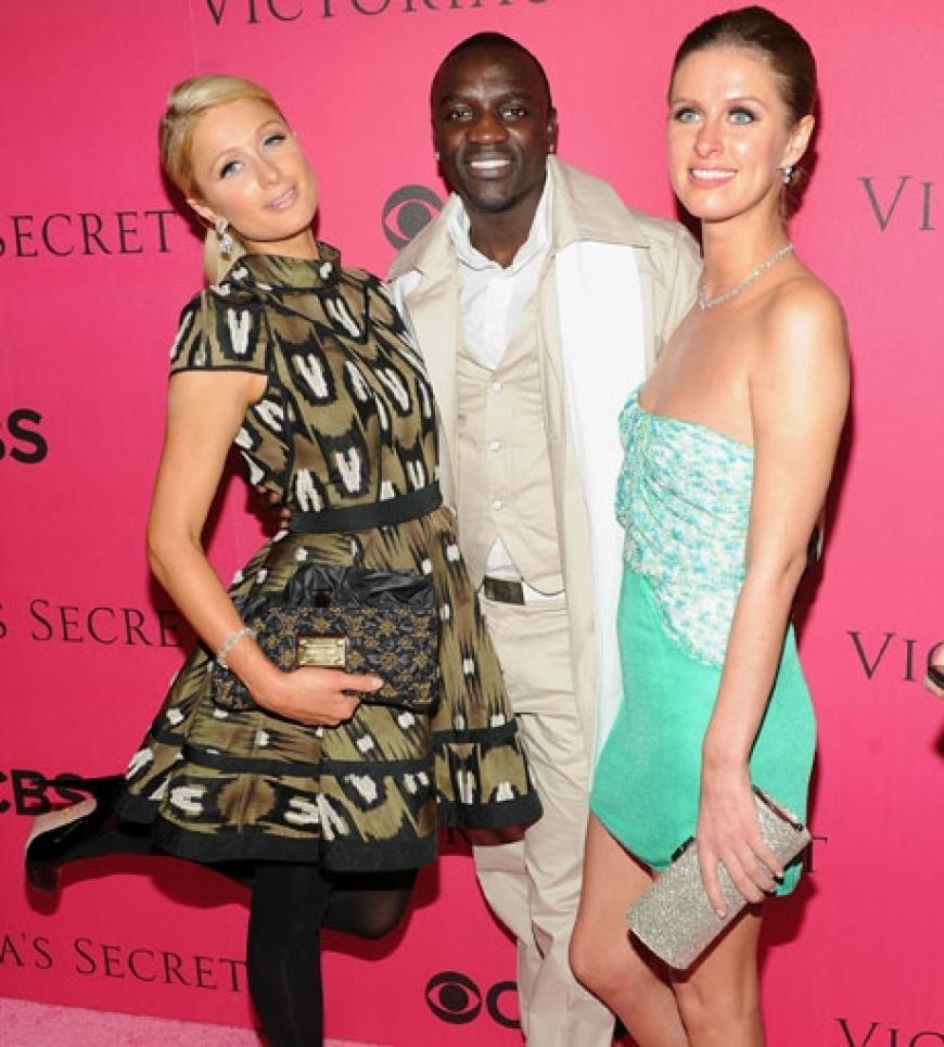 Die beiden Hilton-Schwestern posieren mit Akon auf dem pinken Teppich vor der Show