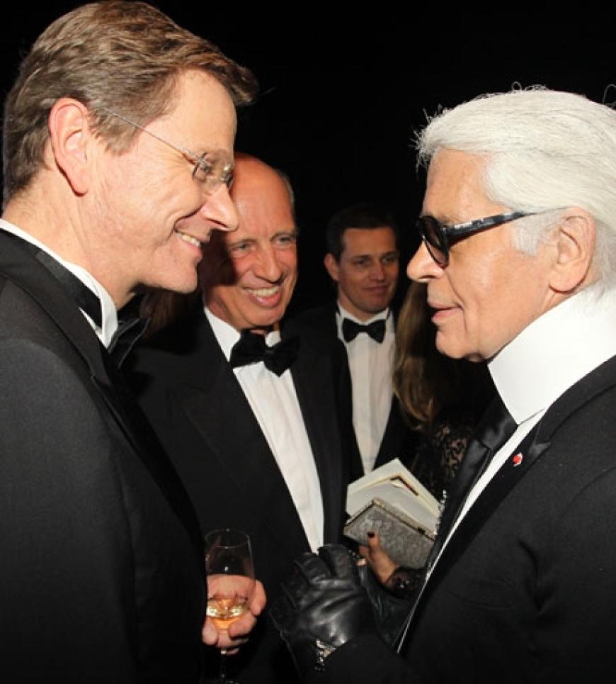 Außenminister Guido Westerwelle im Gespräch mit dem deutschen Modeschöpfer Karl Lagerfeld