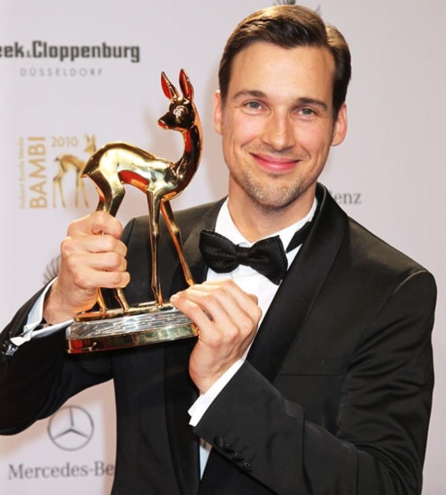 Glückwunsch! Florian David Fitz hält stolz seinen Preis in der Hand