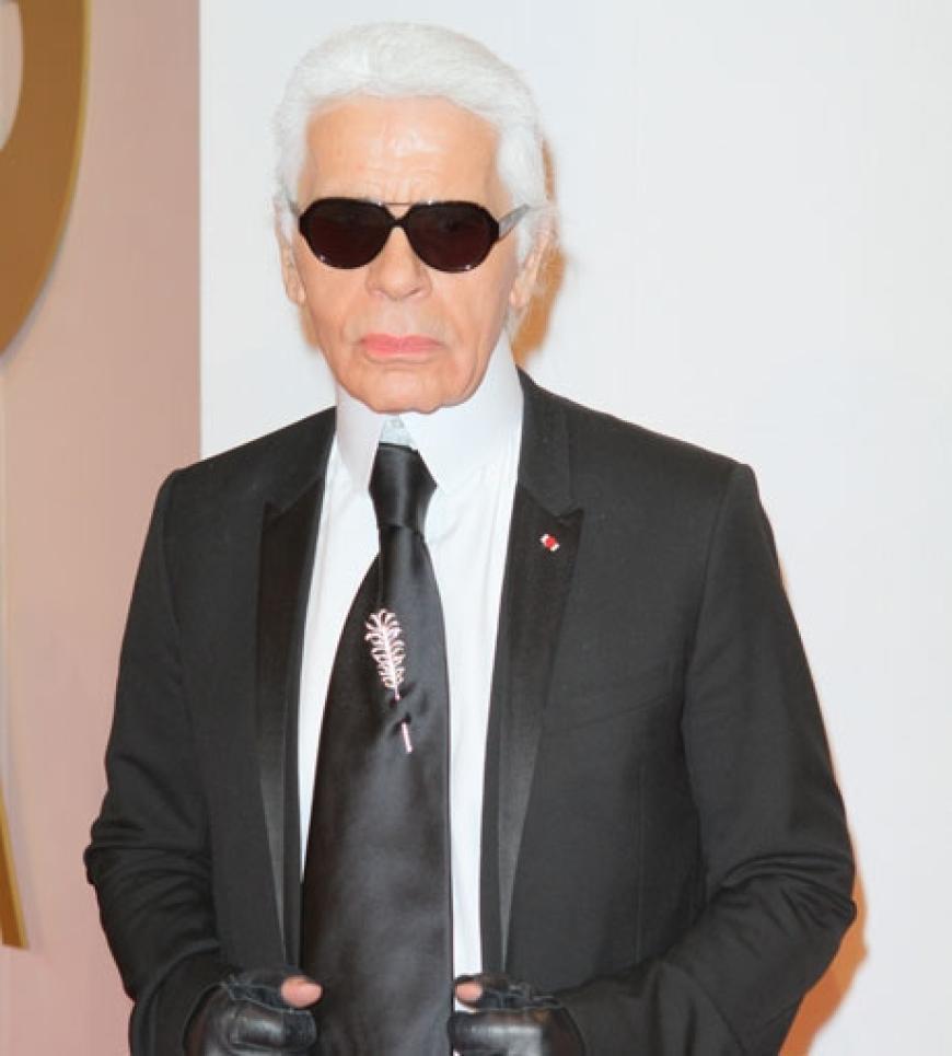 Modezar Karl Lagerfeld verzichtet auch auf dem glamourösen Event nicht auf sein Markenzeichen