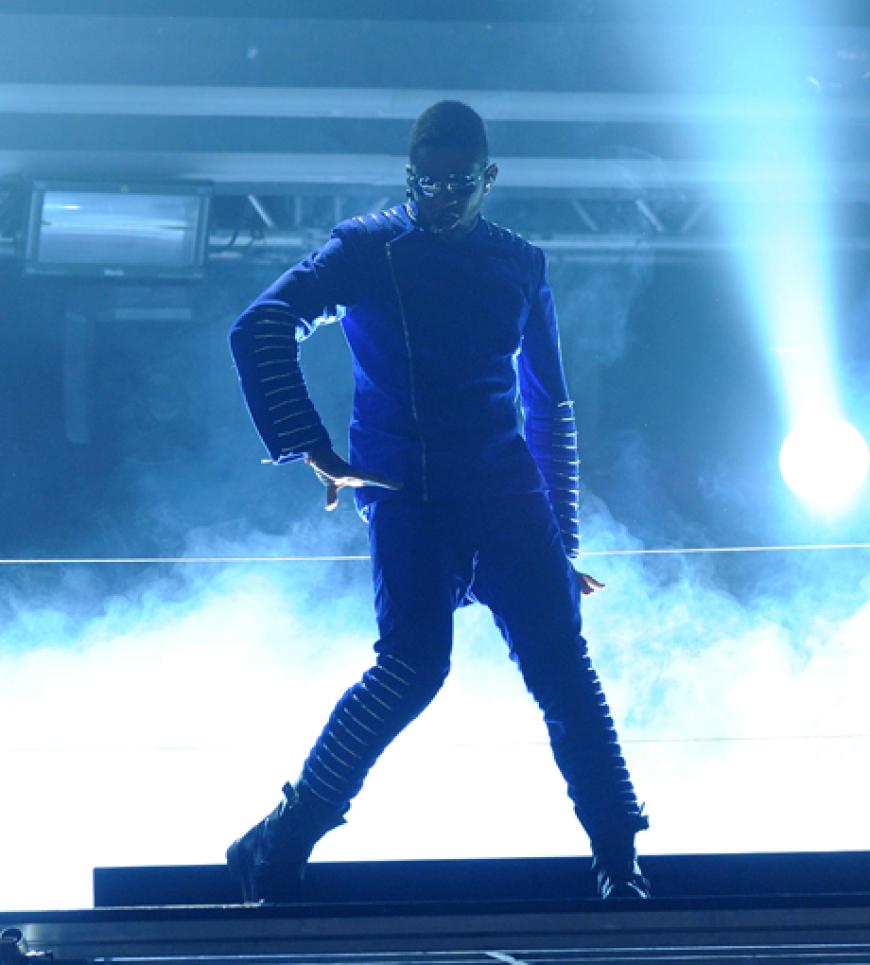 Usher legte nicht nur eine großartige Performance hin. Der Sänger wurde auch mit einem Preis ausgezeichnet. Glückwunsch!