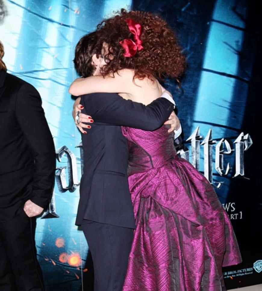 Die Schauspielerin umarmt Daniel Radcliffe