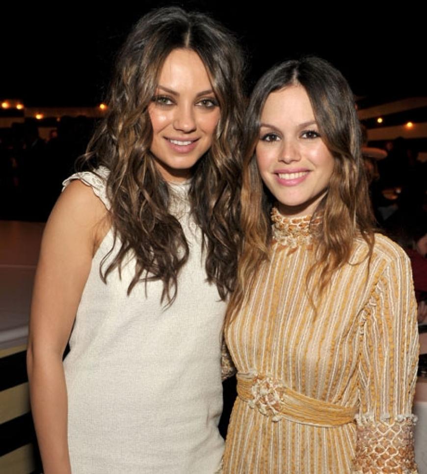 Schauspielerin Mila Kunis und Rachel Bilson strahlen in die Kameras