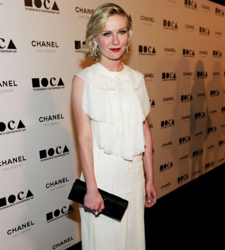 Ganz in Weiß: Kirsten Dunst in edler Robe mit kontrastreicher Clutch