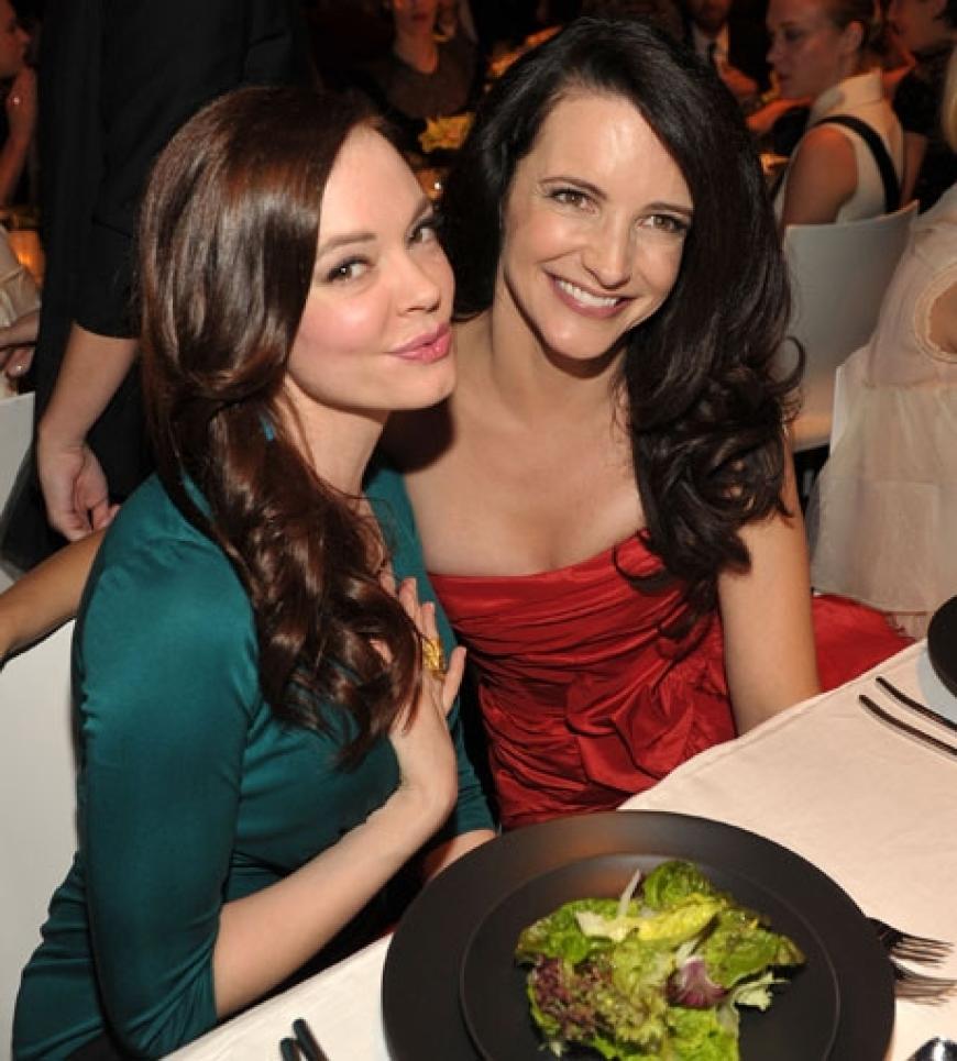 Amüsierten sich: die Schauspiel-Kolleginnen Rose McGowan mit Kristin Davis