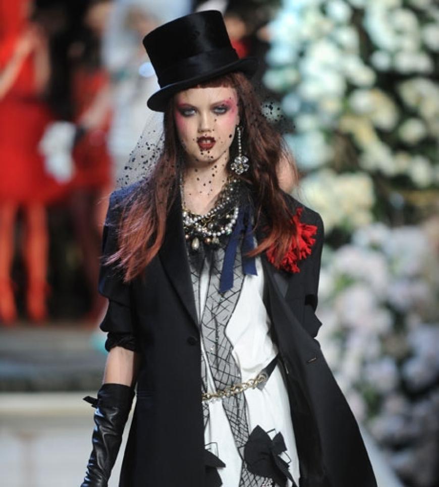 Mit dem Gastspiel tritt Lanvin in die prominenten Fußstapfen von Sonia Rykiel, Karl Lagerfeld oder Viktor und Rolf