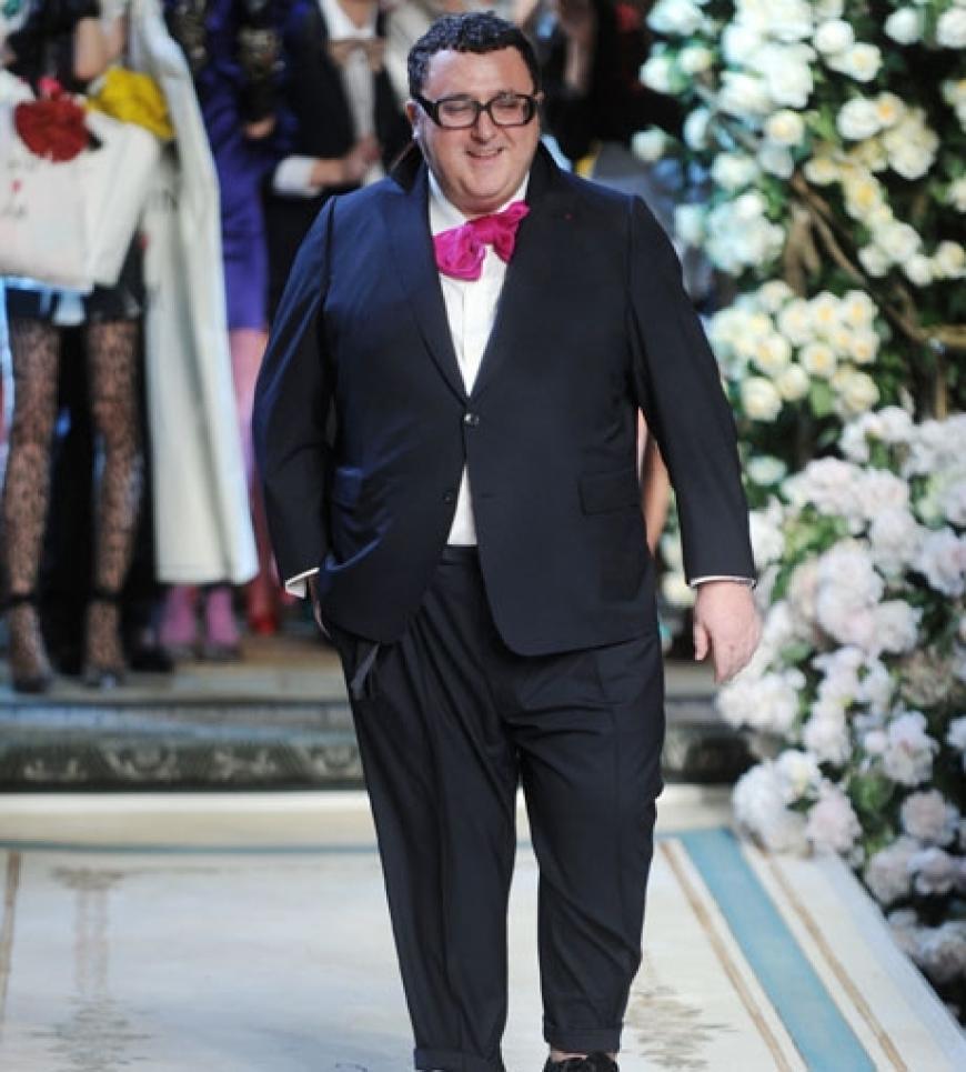Umjubelter Star: Alber Elbaz wird von Models und Publikum gefeiert. Und auch wir freuen uns schon auf seine Kollektion. Vormerken: Ab dem 23. November in ausgewählten H&M-Stores weltweit erhältlich