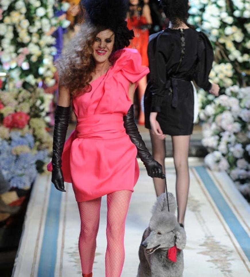 Anna Dello Russo, Chefredakteurin der japanischen Vogue, als Gast-Model auf dem Catwalk in N.Y.