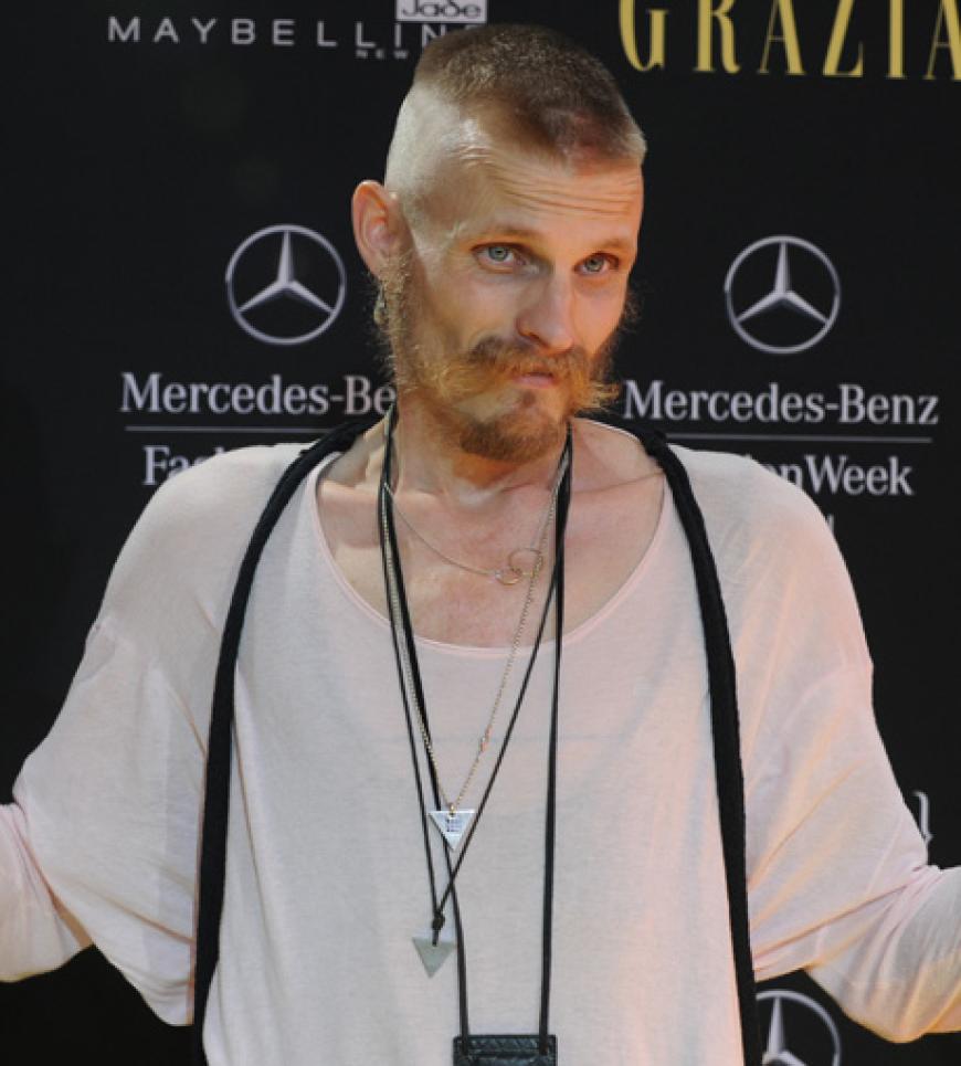 Ebenso wie Designer-Kollege Patrick Mohr, der ausgewählte Stücke vor seiner Show präsentierte