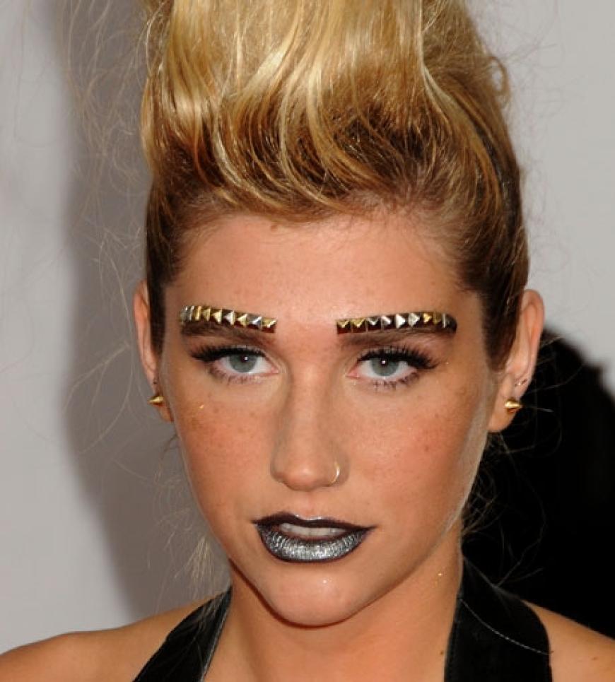 Auffallen um jeden Preis: Sängerin Ke$ha setzte auf gewagtes Make-up und coole Accessoires