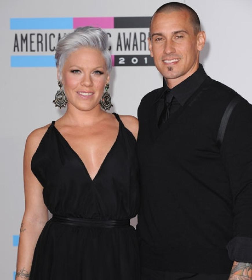 Das absolut schönste und glücklichste Paar des Abends: Pink mit Carey Hart. Die beiden werden zum ersten Mal Eltern und hörten gar nicht mehr auf zu strahlen