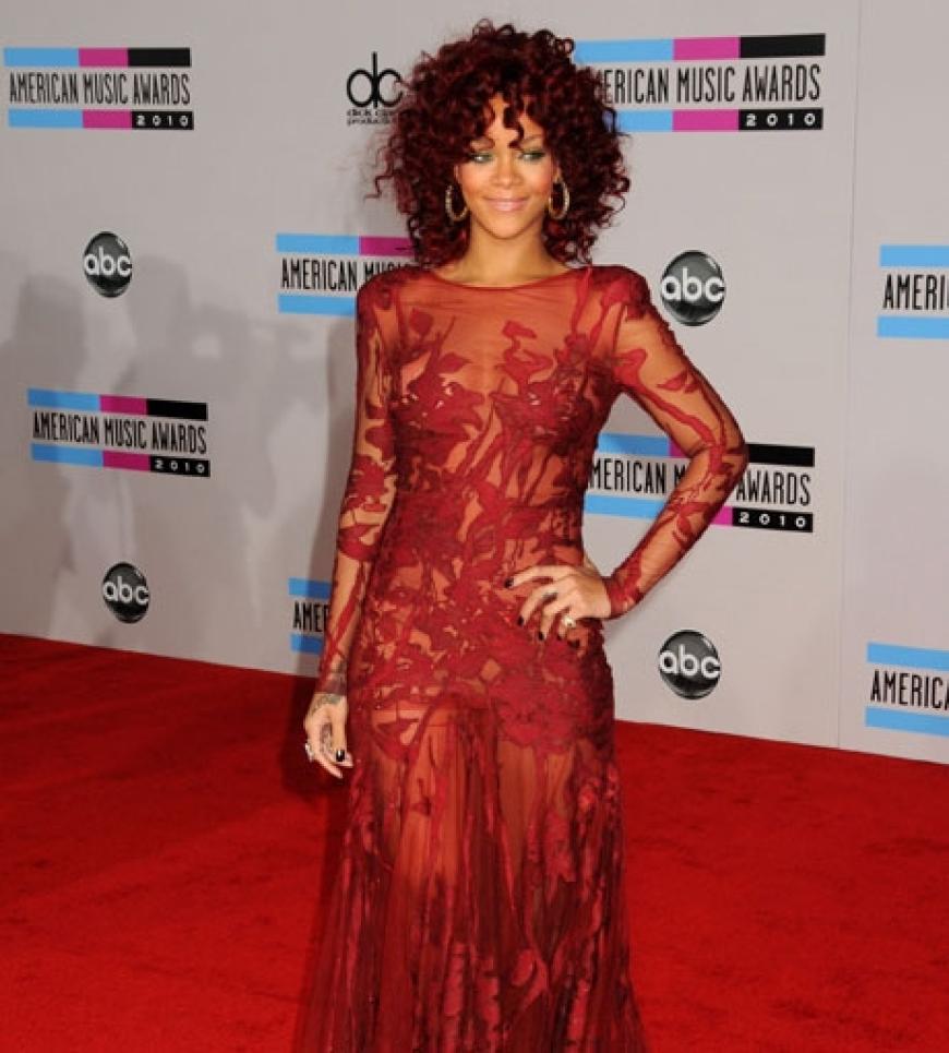 Pretty in Red: da hat Rihanna Haare und Outfit perfekt aufeinander abgestimmt