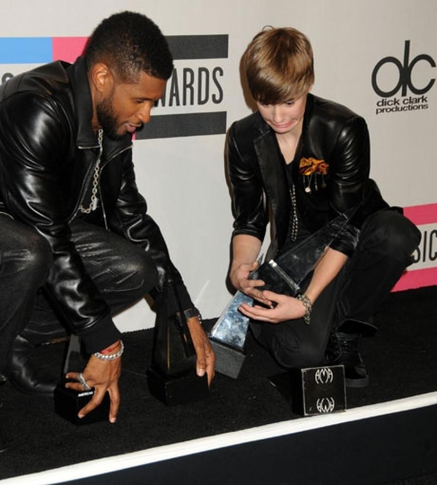 Sein Entdecker Usher ist sichtlich stolz auf seinen Schützling. Mit so einem Erfolg hätte er selbst nicht gerechnet. Aber auch Usher selbst durfte zwei Preise mit nach Hause nehmen. Er gewann in der Kategorie:
