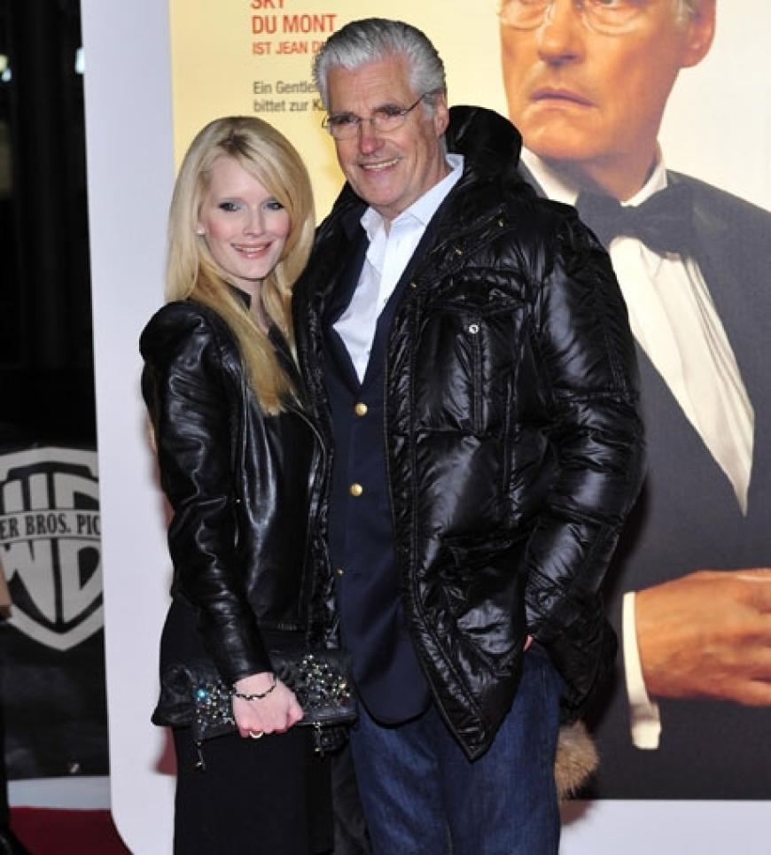 Statt George Clooney gibt es dann unter anderem Sky du Mont zu sehen. Der brachte zur Premiere auch gleich seine hübsche Frau Mirja mit