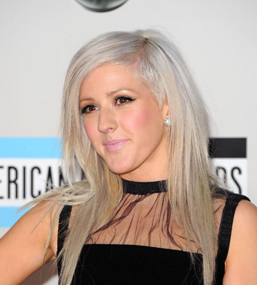 Die Sängerin Ellie Goulding variiert ihre Farbe je nach Laune. Mal sind sie rosa, mal flieder oder so wie jetzt mit einem leichten Grauschimmer.
