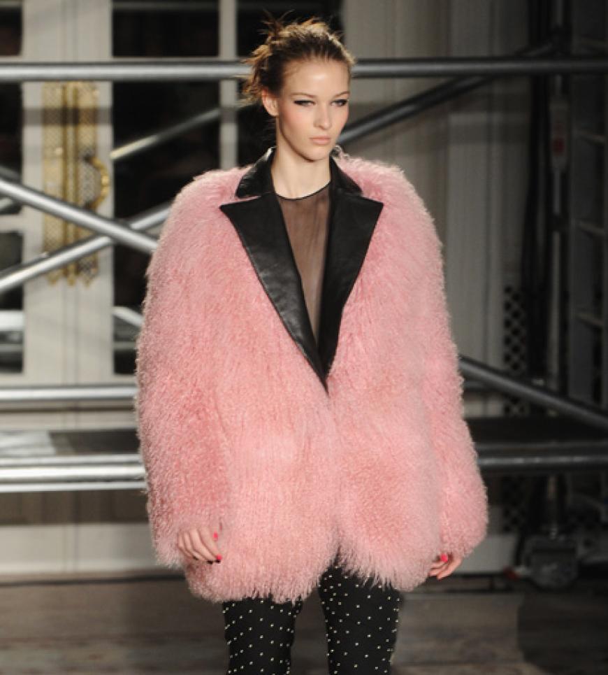 Das Luxuslabel Moschino Cheap & Chic lies die Models in warmen, rosa Mänteln über den Laufsteg flanieren. Cooles Extra: der Lederkragen!