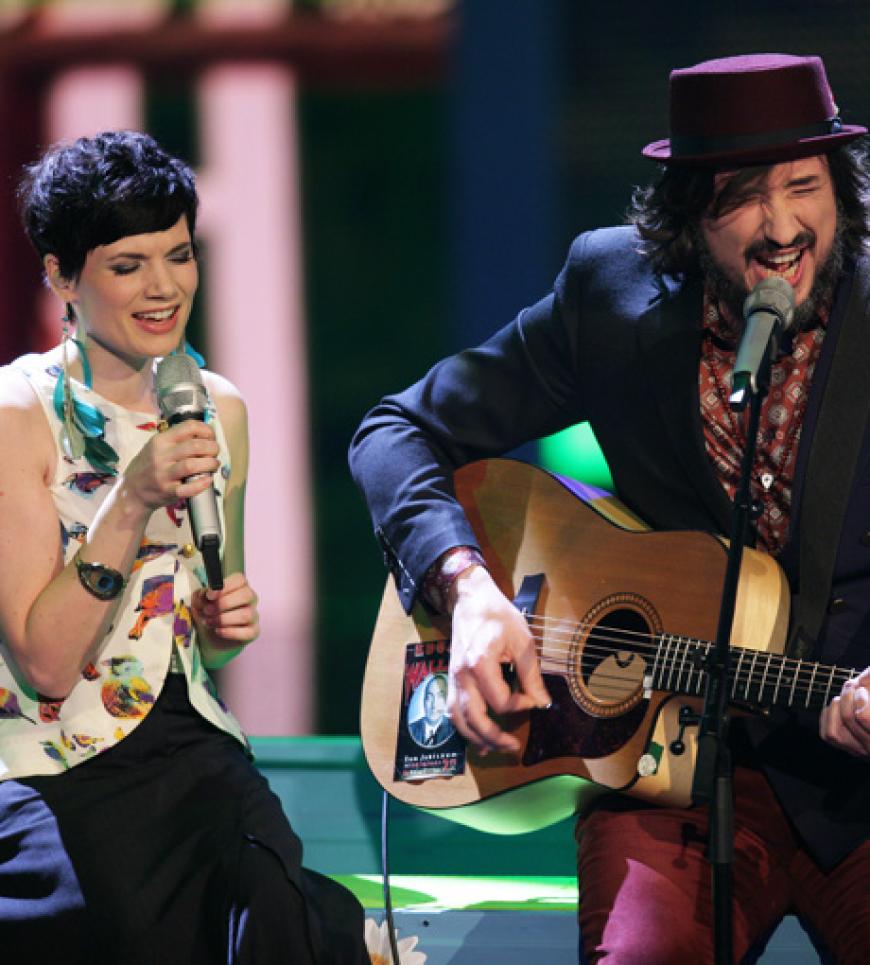Steffen Brückner und Sarah Nücken von der Band Mrs. Greenbird bei ihrer Performance