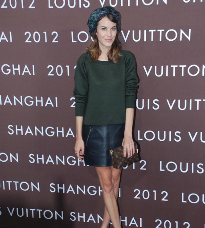 Stilbrüche sind ihre Spezialität: Zum Ledermini kombiniert die Style-Queen einen maskulinen Strickpullover und eine Leo-Mütze (alles von Louis Vuitton)