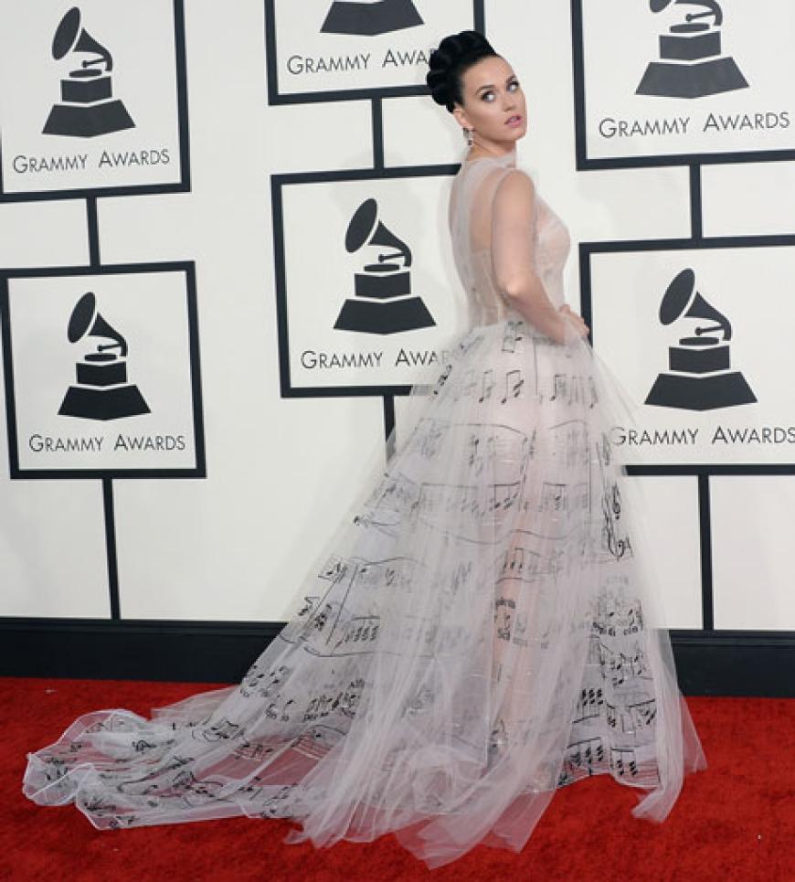Willkommen bei den Grammy Awards 2014! Katy Perry passte sich mit ihrem Valentino-Kleid bestens dem Veranstaltungsthema an: Die Robe zierten Noten
