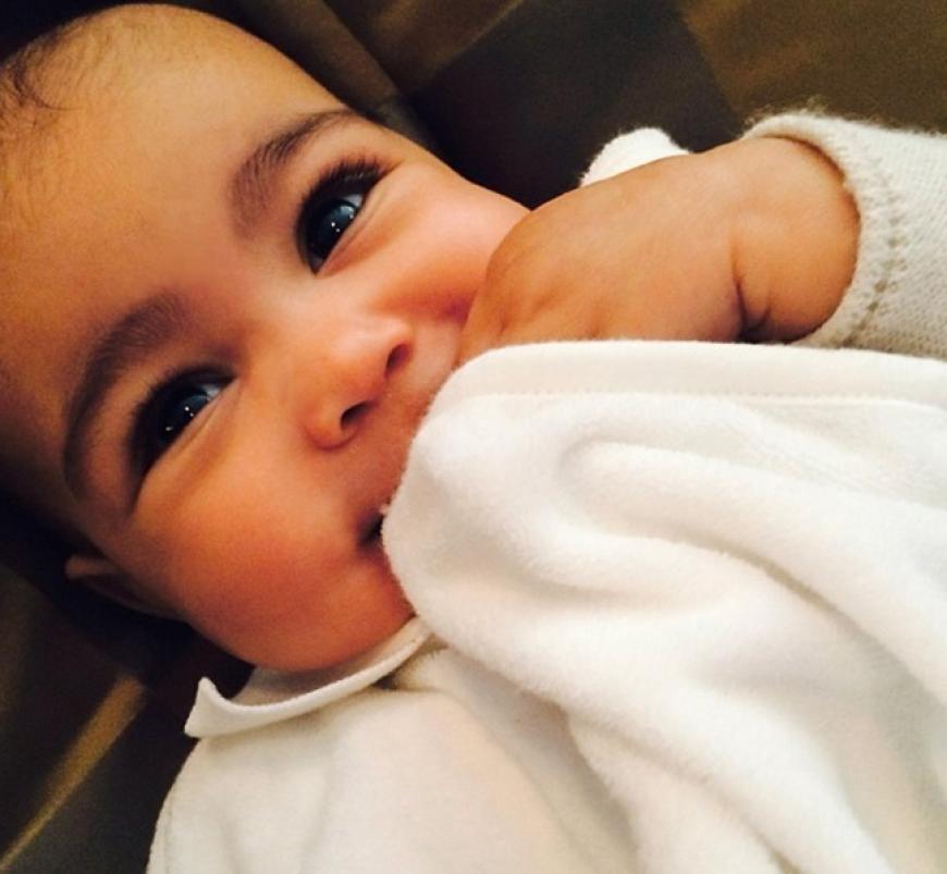 Kim Kardashian zeigt ein neues Foto ihrer sechs Monate alten Tochter North West. Die Kleine wird von Mal zu Mal hübscher