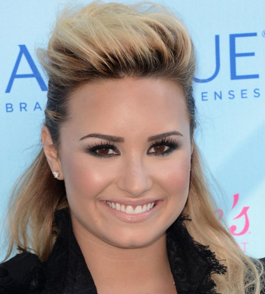 Sängerin Demi Lovato fiel vor dem roten Teppich in einen Tuschkasten, daher die ganze Schminke