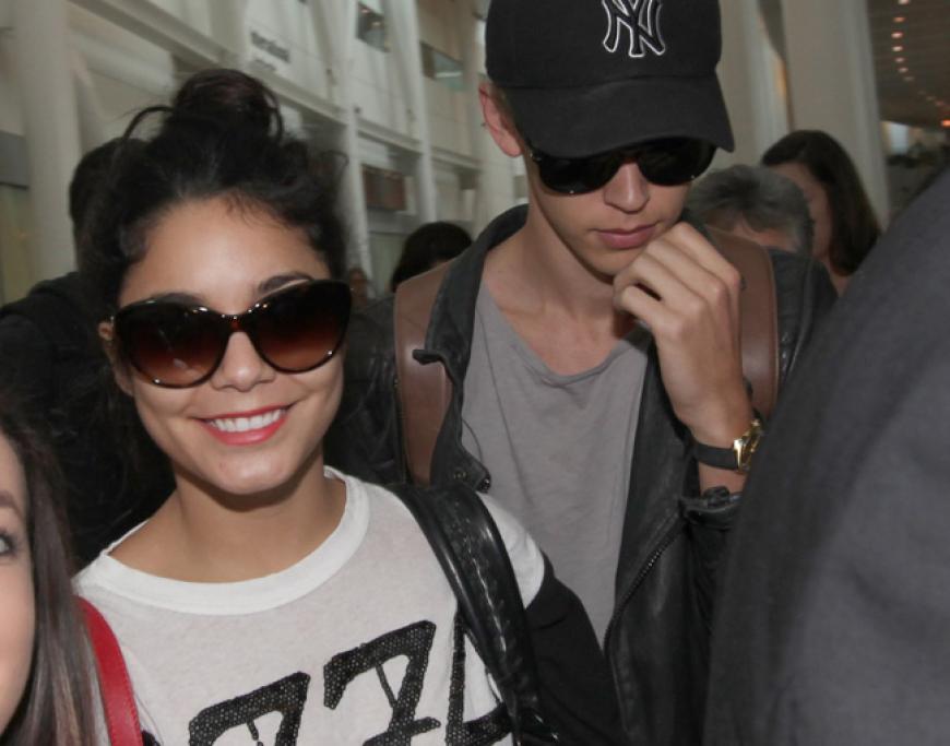 Vanessa Hudgens und Austin Butler kommen am Flughafen in Toronto an