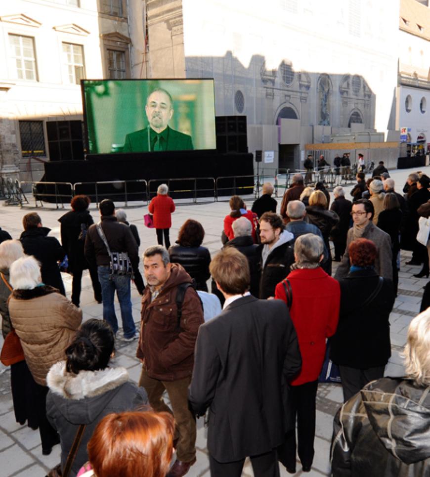 Vor der St.Michael-Kirche in München konnten Fans via Leinwand an der Trauerfeier von Bernd Eichinger teilnehmen