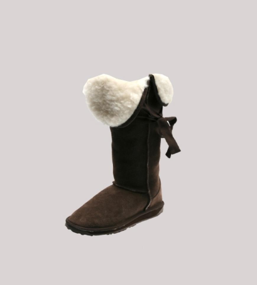 Schokobraunes Veloursleder mit Umschlag und Lackdetail an der Sohle von Emu über asos.com, ca. 115 Euro