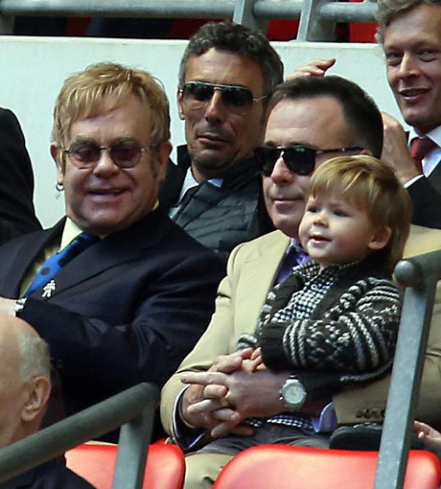Happy Family: Elton John mit Partner David Furnish und Sohnemann Zachary. Die Drei schauen sich das Spiel´ Crystal Palace gegen Watford im Londoner Wembley-Stadion an