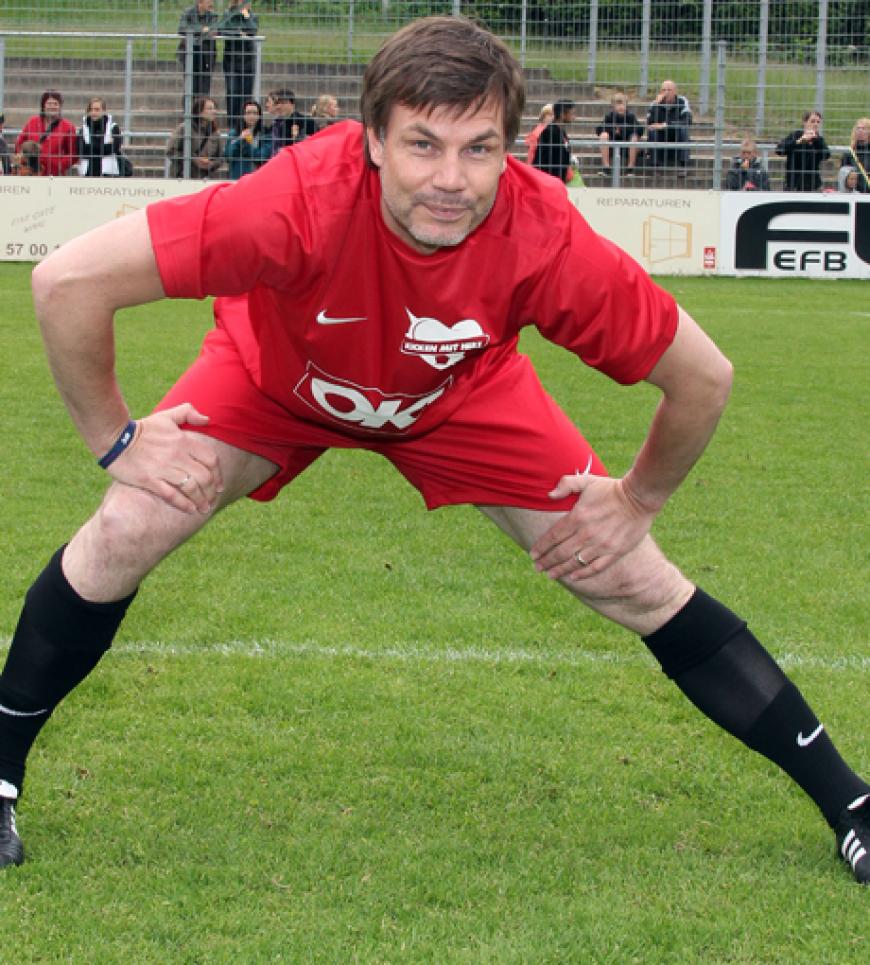 Alter Kicker-Profi: Thomas Helmer weiß, dass man sich vorher gut aufwärmen muss